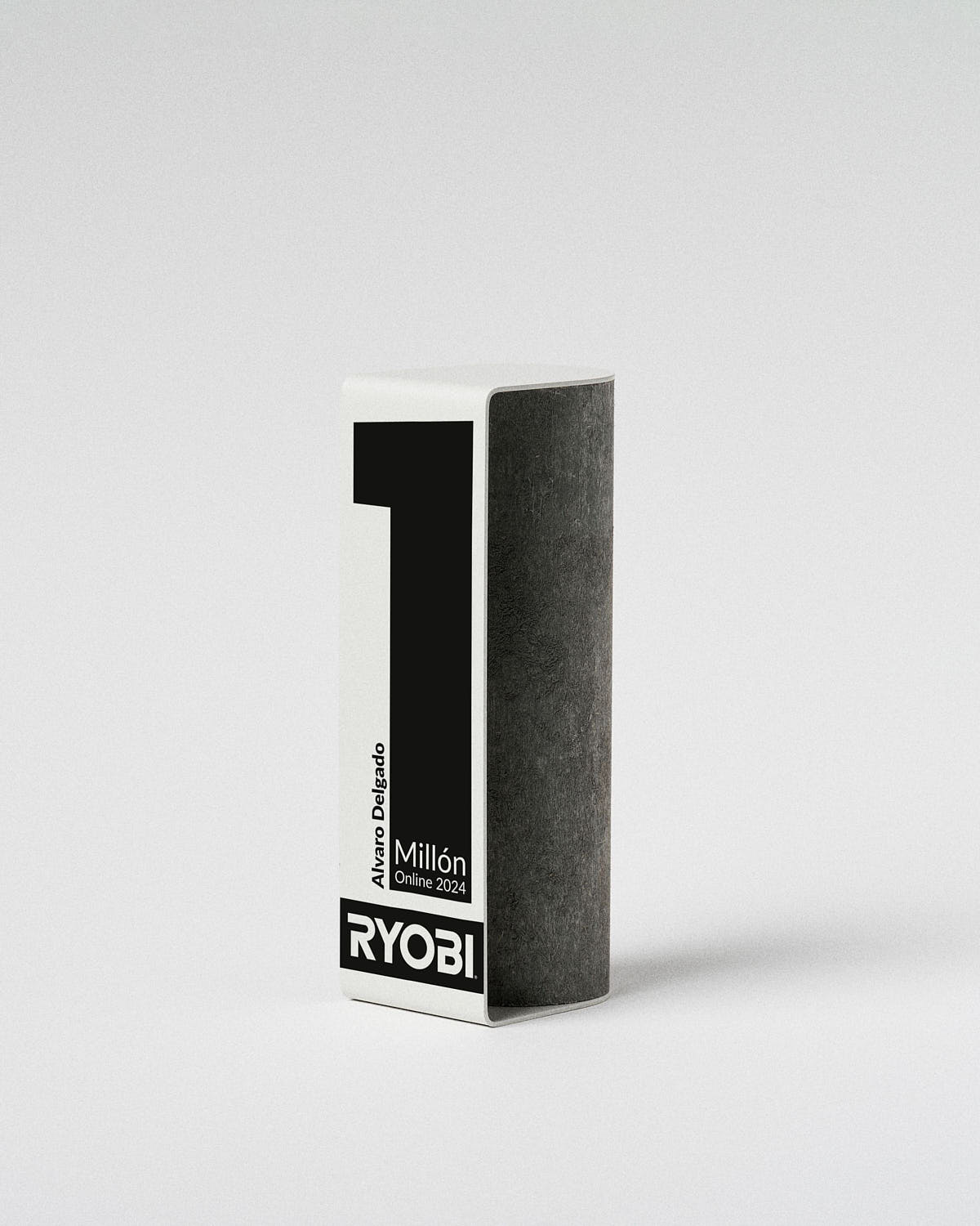 personalizaci&oacute;n trofeo Totem CLOT Sustain Awards